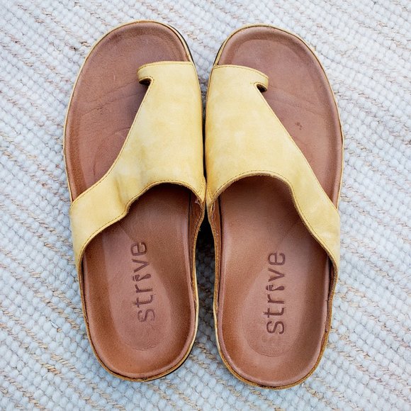 Strive Shoes - Strive 'Capri' leather toe-loop sandal in amber - size 38/7.5